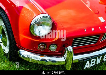 Earsham, Norfolk, Regno Unito – Aprile 30 2023. Primo piano dell'estremità anteriore con cofano, griglia, faro e paraurti cromato di una classica VETTURA SPORTIVA MG Foto Stock
