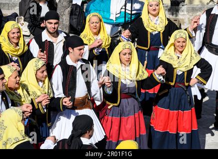 Danza greca tradizionale ad un Paniyiri, un festival locale, Proastio, vicino a Kardamili nel mani esterno, Peloponneso meridionale, Grecia Foto Stock