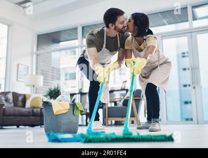 L'unica cosa che non si laverà mai è il loro amore. una giovane coppia affettuosa che si mimano il pavimento insieme a casa. Foto Stock