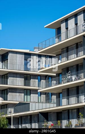 Nuovi edifici di appartamenti grigi visti a Badalona, Spagna Foto Stock