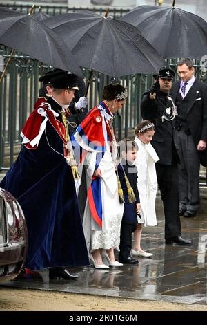 Il Principe di Galles, la Principessa di Galles, il Principe Louis e la Principessa Charlotte prima della cerimonia di incoronazione di Re Carlo III e della Regina Camilla all'Abbazia di Westminster, Londra. Data immagine: Sabato 6 maggio 2023. Foto Stock