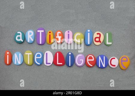 Intelligenza artificiale, testo creativo composto da lettere di pietra colorate dipinte a mano su sabbia verde Foto Stock