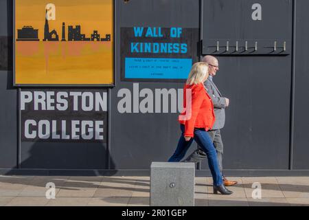 'Prendere un cappotto lasciare un cappotto' e donare abbigliamento invernale a Preston College, Lancashire UK. 6 maggio 2023. 'Lasciate un cappotto' sul muro della gentilezza. Negozi e negozi nella strada principale del centro di Preston il giorno dell'incoronazione del Re. Credit; MediaWorldImages/ AlamyLiveNews Foto Stock