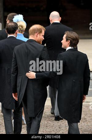 Il Duca di Sussex e Edoardo Mapelli Mozzi arrivano in vista della cerimonia di incoronazione del re Carlo III e della regina Camilla all'Abbazia di Westminster, Londra. Data immagine: Sabato 6 maggio 2023. Foto Stock