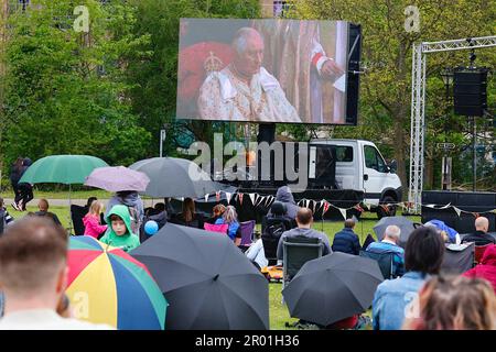 Ashford, Kent, Regno Unito. 06 maggio, 2023. La cerimonia di incoronazione per sua Maestà il Re Carlo III si terrà sabato 6 maggio 2023 presso l'Abbazia di Westminster. Qui ad Ashford la giornata sarà celebrata con un evento comunitario a Victoria Park, i residenti sono incoraggiati a camminare o andare in bicicletta a Victoria Park e portare un picnic dove possono incontrare altre famiglie e godersi una proiezione dal vivo della cerimonia di incoronazione a partire dalle 10am. Fotografo: Paul Lawrenson, Photo Credit: PAL News/Alamy Live News Foto Stock