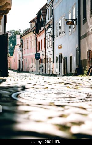 Guardando le case colorate. Sono vecchi. Il sole è luminoso e sta colpendo la strada di ciottoli di pietra. Foto Stock