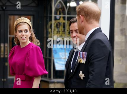 Il Duca di Sussex arriva con la Principessa Beatrice ed Edoardo Mapelli Mozzi all'Abbazia di Westminster, nel centro di Londra, prima della cerimonia di incoronazione di Re Carlo III e della Regina Camilla. Data immagine: Sabato 6 maggio 2023. Foto Stock