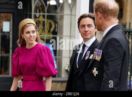 Il Duca di Sussex arriva con la Principessa Beatrice ed Edoardo Mapelli Mozzi all'Abbazia di Westminster, nel centro di Londra, prima della cerimonia di incoronazione di Re Carlo III e della Regina Camilla. Data immagine: Sabato 6 maggio 2023. Foto Stock