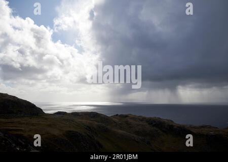 rainstorm arrivando dall'atlantico vicino alla contea di slieve lega donegal repubblica d'irlanda Foto Stock