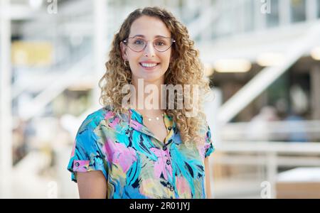 La strada verso il successo è sempre in costruzione. Ritratto di una giovane donna d'affari fiduciosa in piedi in un ufficio. Foto Stock