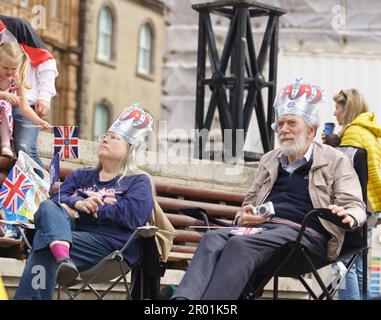 Hull, East Riding dello Yorkshire. 6 maggio 2023. Hull City Centre ha celebrato l'incoronazione di re Carlo in stile oggi, la città è stata un lavaggio di rosso, bianco e blu. Gli eventi si sono svolti in Queen Victoria Square, King Edward St e Beverley Gate, con l'incoronazione mostrata su grandi schermi intorno al centro della città. NELLA FOTO: BridgetCatterall/AlamyLiveNews Foto Stock