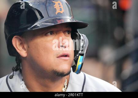 St Louis, Stati Uniti. 05th maggio, 2023. Detroit Tigers Miguel Cabrera si prepara a battere nel secondo inning contro la St. Louis Cardinals al Busch Stadium di St Louis il Venerdì, 5 maggio 2023. Foto di Bill Greenblatt/UPI Credit: UPI/Alamy Live News Foto Stock