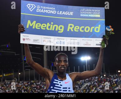 Doha, Qatar. 5th maggio, 2023. La medaglia d'oro Lamecha Girma dell'Etiopia festeggia dopo aver vinto la gara maschile del 3000m al meeting di atletica della Diamond League 2023 allo stadio Suhaim bin Hamad di Doha, capitale del Qatar, il 5 maggio 2023. Credit: Nikku/Xinhua/Alamy Live News Foto Stock