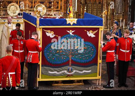 Durante la cerimonia di incoronazione a Westminster Abbey, Londra, viene eretto uno schermo di unzione per re Carlo III. Data immagine: Sabato 6 maggio 2023. Foto Stock