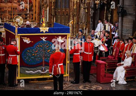 La regina Camilla (a destra) guarda il re Carlo III dietro uno schermo di unzione durante la cerimonia di incoronazione nell'Abbazia di Westminster, Londra. Data immagine: Sabato 6 maggio 2023. Foto Stock