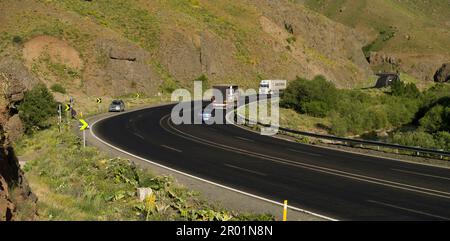 Erzurum, Turchia. 22 giugno 2021. Autostrada nella campagna montuosa di Erzurum. Strada asfaltata turca. Foto Stock