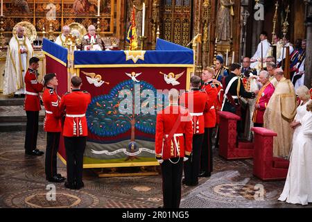 Durante la cerimonia di incoronazione a Westminster Abbey, Londra, viene eretto uno schermo di unzione per re Carlo III. Data immagine: Sabato 6 maggio 2023. Foto Stock