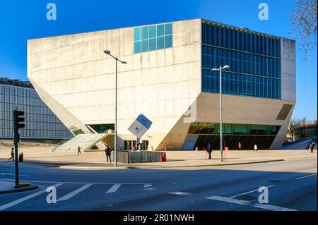 Porto, Portogallo - 26 aprile 2023: Casa della Musica. L'architettura esterna di un famoso edificio Foto Stock