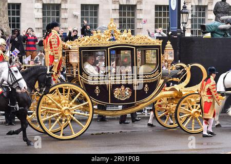 Londra, Inghilterra, Regno Unito. 6th maggio, 2023. Re Carlo III e la Regina Consort Camilla viaggiano allong Whitehall in un pullman statale Diamond Jubilee trainato da cavalli, in una processione da Buckingham Palace all'Abbazia di Westminster per assistere alla cerimonia di incoronazione. (Credit Image: © Thomas Krych/ZUMA Press Wire) SOLO PER USO EDITORIALE! Non per USO commerciale! Foto Stock