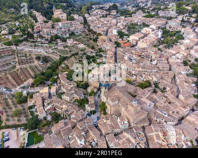 Valldemossa, vista dall'alto del paese e dei tetti, Maiorca, Isole Baleari, Spagna. Foto Stock