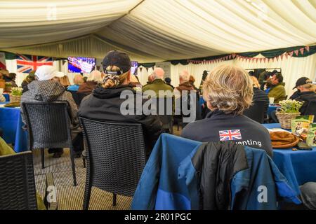 Badminton, Regno Unito. 6th maggio, 2023. Gli spettatori dei Badminton Horse Trials presentati da MARS Equestrian guardano l'incoronazione sugli schermi, nel parco di Badminton House nel villaggio di Badminton nel Gloucestershire, Regno Unito. Credit: Peter Nixon / Alamy Live News Foto Stock