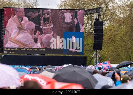 Hyde Park, Westminster, Londra, Regno Unito. 6th maggio, 2023. Incoronazione di re Carlo III visto sullo schermo a Hyde Park Foto Stock