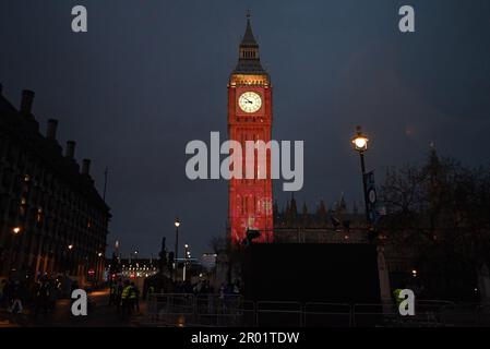 Il Big ben si illuminò davanti all'incoronazione di Re Carlo il giovedì e rimarrà acceso fino alla domenica . Il monumento britannico è illuminato con immagini proiettate sulla torre nel centro di Londra , le immagini sono un tributo poignant a re Carlo 111 .. Ben ben ben è diventato rosso ad un punto ed è stato coperto di rose e altri fiori ... Foto Stock