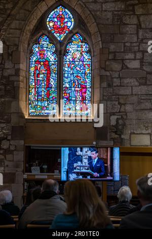 Haddington, East Lothian, Scozia, Regno Unito, 6th maggio 2023. Osservazione dell'incoronazione: I membri del pubblico sono invitati a guardare l'incoronazione su Tvscreens nella storica chiesa di Santa Maria. Nella foto: Il primo ministro Rishi Sunak dà una lettura. Credit: Sally Anderson/Alamy Live News Foto Stock