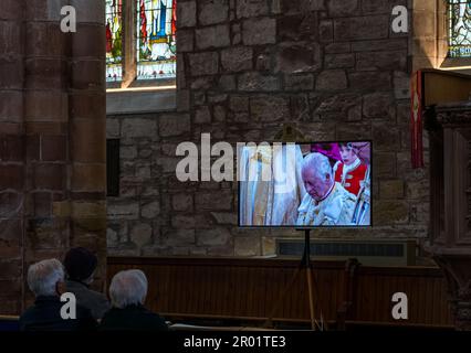 Haddington, East Lothian, Scozia, Regno Unito, 6th maggio 2023. Visione dell'incoronazione: I membri del pubblico sono invitati a guardare l'incoronazione su schermi televisivi nella storica chiesa di Santa Maria, mentre Carlo II è incoronato re. Credit: Sally Anderson/Alamy Live News Foto Stock