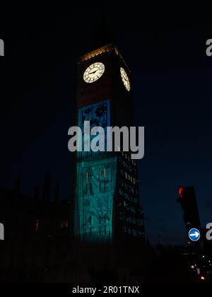 Il Big ben si illuminò davanti all'incoronazione di Re Carlo il giovedì e rimarrà acceso fino alla domenica . Il monumento britannico è illuminato con immagini proiettate sulla torre nel centro di Londra , le immagini sono un tributo poignant a re Carlo 111 .. Ben ben ben è diventato rosso ad un punto ed è stato coperto di rose e altri fiori ... Foto Stock