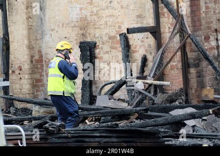 Bristol Harbour, Bristol, Regno Unito. 6th maggio, 2023. Le forze di polizia sono in loco. Un incendio al cantiere navale Underfall a Bristol che è iniziato nelle prime ore del sabato mattina ha lasciato diversi commerci e barche in rovina. Alcune officine sono distrutte. La sessione di nuoto selvaggio prevista per il fine settimana è stata annullata a causa di detriti in acqua. Nessuna segnalazione di danni a nessuno. Credit: JMF News/Alamy Live News Foto Stock