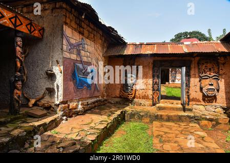 (230506) -- WEST REGION (CAMERUN), 6 maggio 2023 (Xinhua) -- questa foto scattata il 13 aprile 2023 mostra uno spazio di fucina nel palazzo del capo di Batoufam, West region, Camerun. Il Chiefdom è una forma comune di organizzazione politica in Camerun in passato, che è generalmente composta da uno o più villaggi o comunità controllati dal capo. Oggi, il capo ha perso la maggior parte del suo potere tradizionale, ma il capo ha ancora influenza come capo spirituale nel capo. Il capo di Batoufam situato nella regione occidentale del Camerun è stato stabilito alla fine del 16th ° secolo ed è regnato no Foto Stock