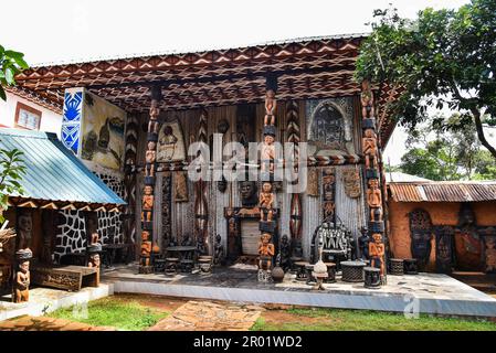 (230506) -- WEST REGION (CAMERUN), 6 maggio 2023 (Xinhua) -- questa foto scattata il 13 aprile 2023 mostra una casa decorata con vari oggetti tradizionali nel palazzo del Chiefdom di Batoufam, West region, Camerun. Il Chiefdom è una forma comune di organizzazione politica in Camerun in passato, che è generalmente composta da uno o più villaggi o comunità controllati dal capo. Oggi, il capo ha perso la maggior parte del suo potere tradizionale, ma il capo ha ancora influenza come capo spirituale nel capo. Alla fine è stato istituito il capo di Batoufam, situato nella regione occidentale del Camerun Foto Stock