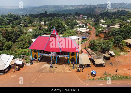 (230506) -- WEST REGION (CAMERUN), 6 maggio 2023 (Xinhua) -- questa foto aerea scattata il 13 aprile 2023 mostra una vista aerea dell'ingresso principale del capo di Batoufam, West region, Camerun. Il Chiefdom è una forma comune di organizzazione politica in Camerun in passato, che è generalmente composta da uno o più villaggi o comunità controllati dal capo. Oggi, il capo ha perso la maggior parte del suo potere tradizionale, ma il capo ha ancora influenza come capo spirituale nel capo. Il capo di Batoufam situato nella regione occidentale del Camerun è stato stabilito alla fine del 16th centur Foto Stock