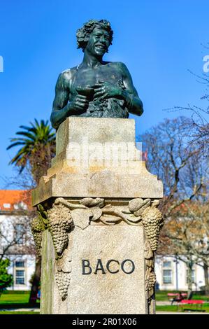 Scultura di Baco nella Piazza della Repubblica Portoghese. Giornata del cielo blu nel famoso luogo e attrazione turistica. Foto Stock