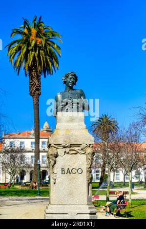 Scultura di Baco nella Piazza della Repubblica Portoghese. Giornata del cielo blu nel famoso luogo e attrazione turistica. Foto Stock