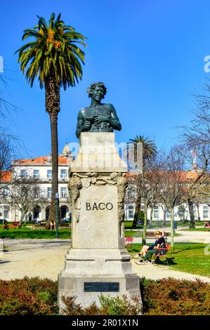 Scultura di Baco nella Piazza della Repubblica Portoghese. Giornata del cielo blu nel famoso luogo e attrazione turistica. Foto Stock