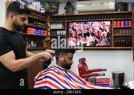 Londra, Regno Unito. 6 maggio 2023. Uno schermo TV mostra l’incoronazione di Re Carlo III a Dylan’s Barbers, Wimbledon, Londra. Credit: Katie Collins/Alamy Live News Foto Stock