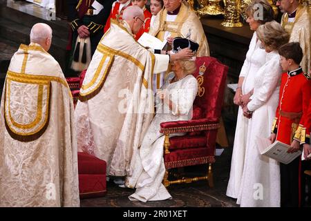 La regina Camilla è incoronata con la corona della regina Maria dall'arcivescovo di Canterbury, il Reverendissimo Justin Welby, durante la sua cerimonia di incoronazione nell'abbazia di Westminster, Londra. Data immagine: Sabato 6 maggio 2023. Foto Stock