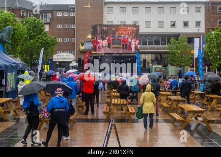 Coventry, West Midlands, Regno Unito. 6th maggio, 2023. La gente di tutto il paese è uscita per celebrare oggi l'incoronazione di re Carlo III. Nonostante la pioggia, c'era una grande folla di persone che guardavano l'incoronazione sul grande schermo di Broadgate, Coventry City Centre. Credit: AG News/Alamy Live News Foto Stock