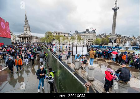 Londra, Regno Unito. 6th maggio, 2023. Trafalgar Square è in gran parte vuota, ma le folle di passaggio si rifiutano di entrare - la pioggia è caduta e decine di migliaia di persone sono state deluse e condannate a vagare per le strade, come gli organizzatori hanno chiuso i cancelli perimiter molto presto al mattino. L'incoronazione di re Carlo III il 6th maggio. Credit: Guy Bell/Alamy Live News Foto Stock