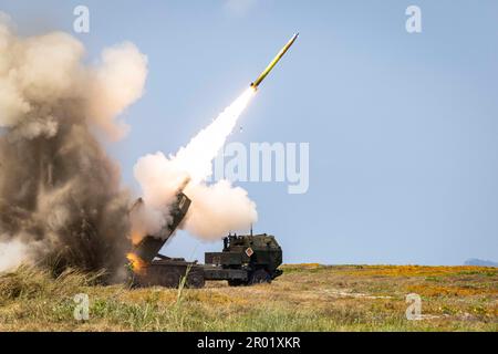 San Antonio, Filippine. 26 aprile 2023. NEGLI STATI UNITI Army High Mobility Artillery Rocket System noto come un HIMARS spara razzi durante un evento di fuoco dal vivo a Balikatan 23 formazione congiunta con i Marines Filippine alla Naval Education, Training and Dottrine Command, 26 aprile 2023 a San Antonio, Zambales, Filippine. Credit: SGT. Samuel Fletcher/US Marines Photo/Alamy Live News Foto Stock