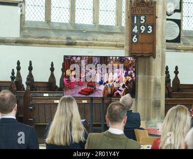 Hull, East Riding dello Yorkshire. Maggio 6th 2023. Hull City Centre ha celebrato l'incoronazione di re Carlo in stile oggi, la città essendo un lavaggio con rosso.bianco, e blu. Gli eventi si sono verificati a Queen Victoria Square, King Edward St e Beverley Gate, con l'incoronazione mostrata su grandi schermi dal balcone di Hull City Hall, dal Trinity Market e da Hull Minster (in modo più tranquillo). NELLA FOTO: BridgetCatterall/AlamyLiveNews Foto Stock