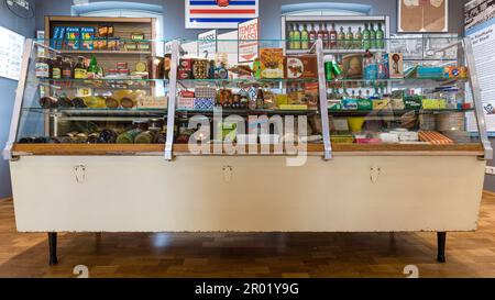 06 maggio 2023, Brandeburgo, Lübbenau: In una sala espositiva si trova un bancone con i prodotti più originali della GDR. La mostra, che si può vedere nel Museo Lübbenau Spreewald fino al febbraio 2024, esplora 'Shopping nella RDT' tra l'economia pianificata e il baratto. Fotografie, imballaggi originali e racconti di esperienze mostrano cosa è diventato un prodotto scarso e quando. Foto: Frank Hammerschmidt/dpa Foto Stock