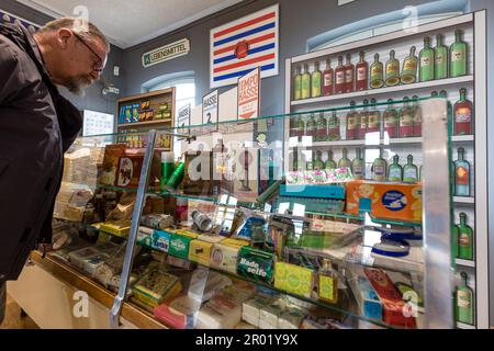 06 maggio 2023, Brandeburgo, Lübbenau: Un uomo guarda su un bancone con prodotti GDR per lo più originali, che si trova in una sala espositiva. La mostra, che si può vedere nel Museo Lübbenau Spreewald fino al febbraio 2024, esplora 'Shopping nella RDT' tra economia pianificata e baratto. Fotografie, imballaggi originali e racconti di esperienze mostrano cosa è diventato un prodotto scarso e quando. Foto: Frank Hammerschmidt/dpa Foto Stock