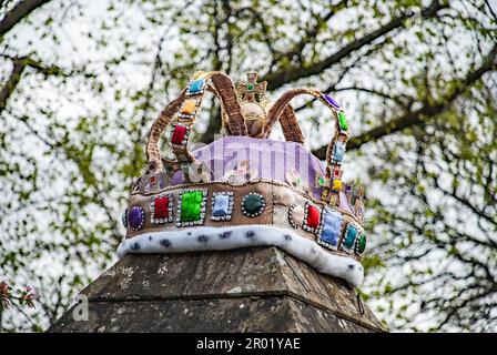 Omaggio all'incoronazione di Re Carlo il 6th maggio 2023, con decorazioni di strade e proprietà nel villaggio di Long Preston nel North Yorkshire. Foto Stock