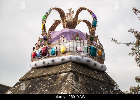 Omaggio all'incoronazione di Re Carlo il 6th maggio 2023, con decorazioni di strade e proprietà nel villaggio di Long Preston nel North Yorkshire. Foto Stock