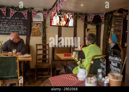 Thaxted, Inghilterra Regno Unito GB. 06th maggio, 2023. Incoronazione Re Carlo III Thaxted Essex UK 6 Maggio 2023 l'incoronazione di Re Carlo III e Regina Camilla all'Abbazia di Westminster a Londra, come visto in televisione al Parrishes Wine Bar di Thaxted nel Nord Essex, Inghilterra. Fotografia di credito: BRIAN HARRIS/Alamy Live News Foto Stock