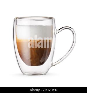 Caffè espresso macchiato in una tazza di vetro a doppia parete isolata su fondo bianco Foto Stock