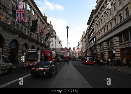 Alla vigilia dell'incoronazione dei Re il West End era ricco di ristoranti a Soho Chinatown Full Union Jack drappeggiato in tutto il West End Londra era piena di visitatori da tutto il mondo che è venuto a dare un'occhiata al Re e testimoniare la processione ... Foto Stock